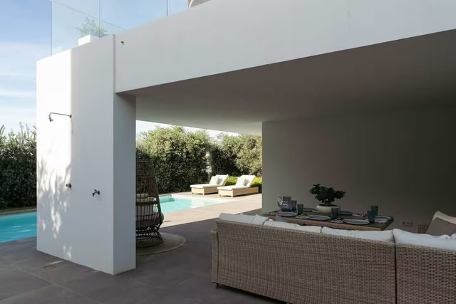 Covered terrace and pool